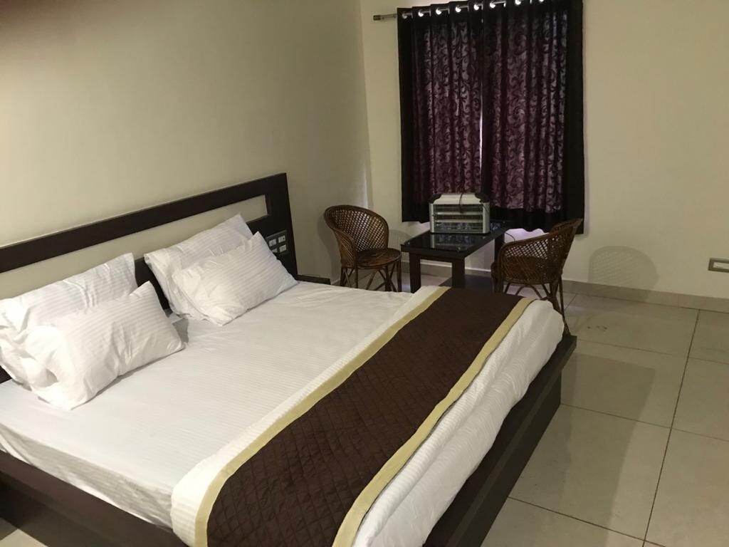 Hotel DEV Palace @RJ23 - Tap to explore photos