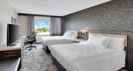 Hilton Garden Inn Toronto/Brampton Room Type - 2 QUEENS W DRINKS-SNACKS