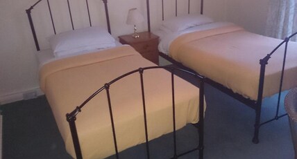 OYO Rose & Crown Hotel Room Type - Standard Twin Room