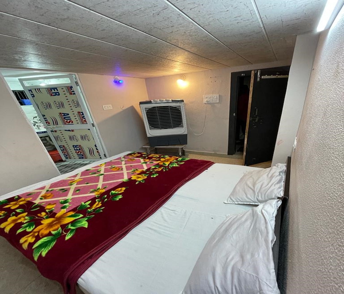 Hotel Forever - Tap to explore photos