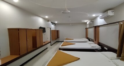 Hotel Adarsh Deluxe Room Type - Six Bed AC