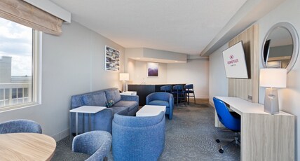 Crowne Plaza Hotel Melbourne - Oceanfront Room Type - 1 Bedroom Suite Oceanfront Crowne Plaza Hotel Melbourne - Oceanfront Room Type - 1 Bedroom Suite Oceanfront