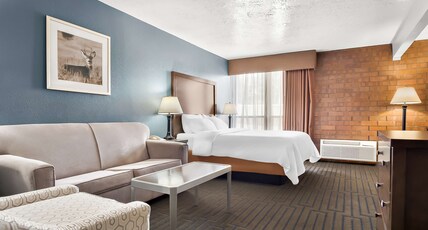Best Western Pocatello Inn Room Type - Accessible - Suite Queen Bed, Mobility Accessible, Communication Assistance, Roll In Shower, Sofabed