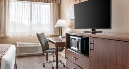 Best Western Circus City Inn Room Type - 1 King Bed, Non-Smoking, Desk, Microwave And Refrigerator, Wi-Fi, Full Breakfast Best Western Circus City Inn Room Type - 1 King Bed, Non-Smoking, Desk, Microwave And Refrigerator, Wi-Fi, Full Breakfast