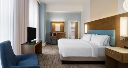 Even Hotel Pittsburgh Downtown, an IHG hotel Room Type - 1 King Premium Corner Room