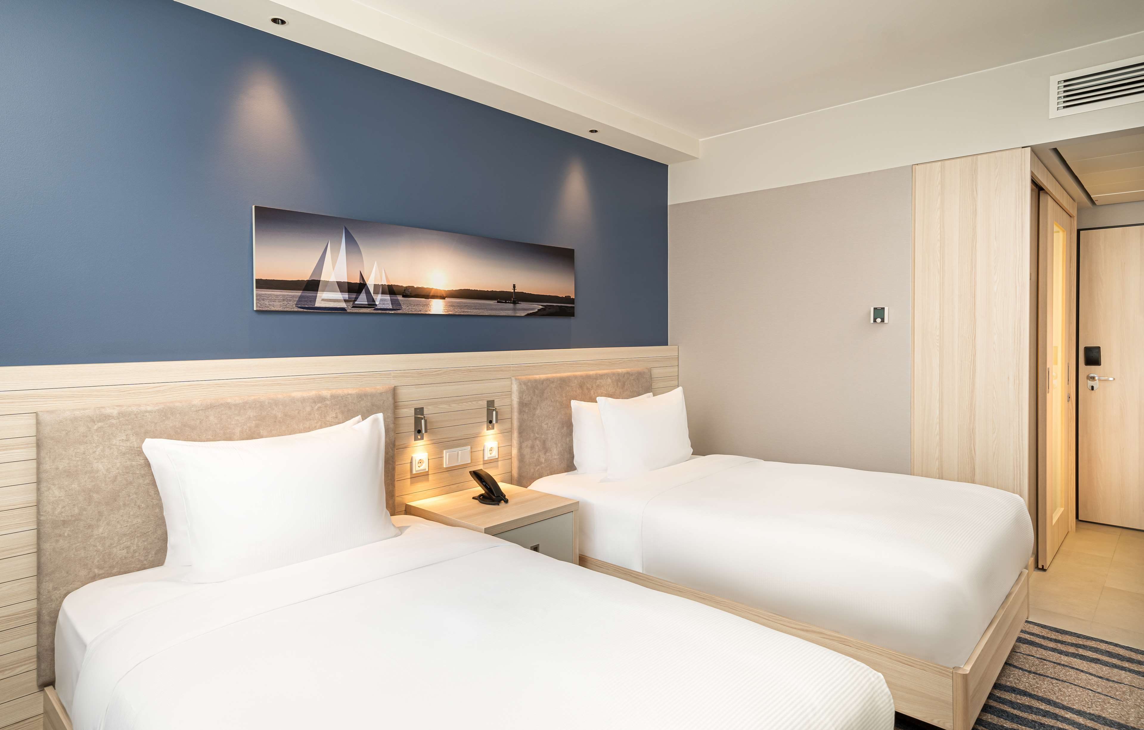 Hampton by Hilton Kiel City Centre - Tap to explore photos