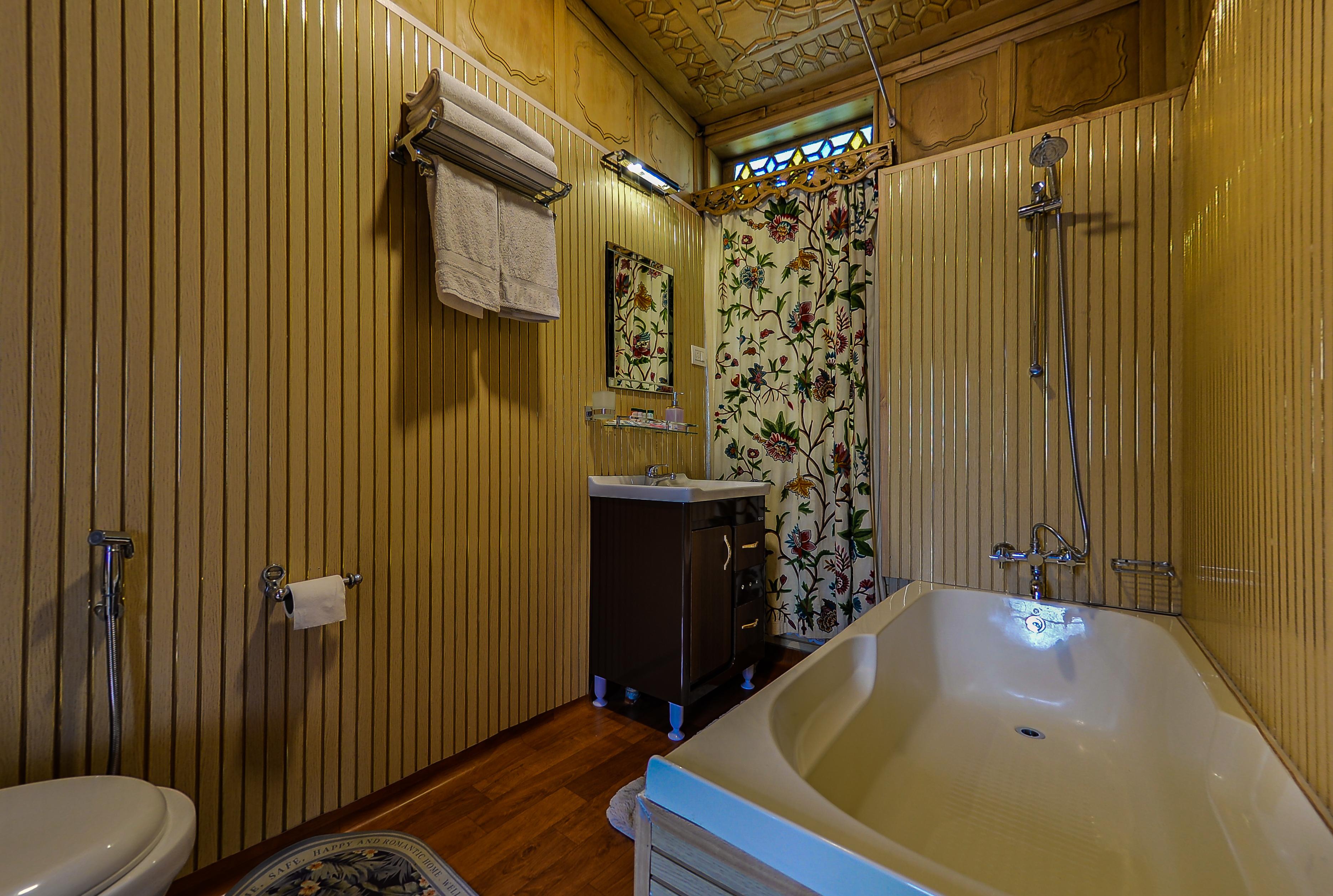 DASTAN HERITAGE HOUSEBOATS - Tap to explore photos
