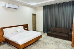 HOTEL SKYZ SIRSA