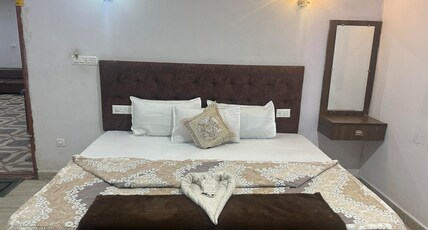 THE ROYAL PALACE AND K G N RESTUARANT Room Type - Deluxe room