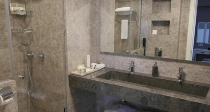 Renata Suites Boutique Hotel Room Type - Superior Room (Corner  Suite)