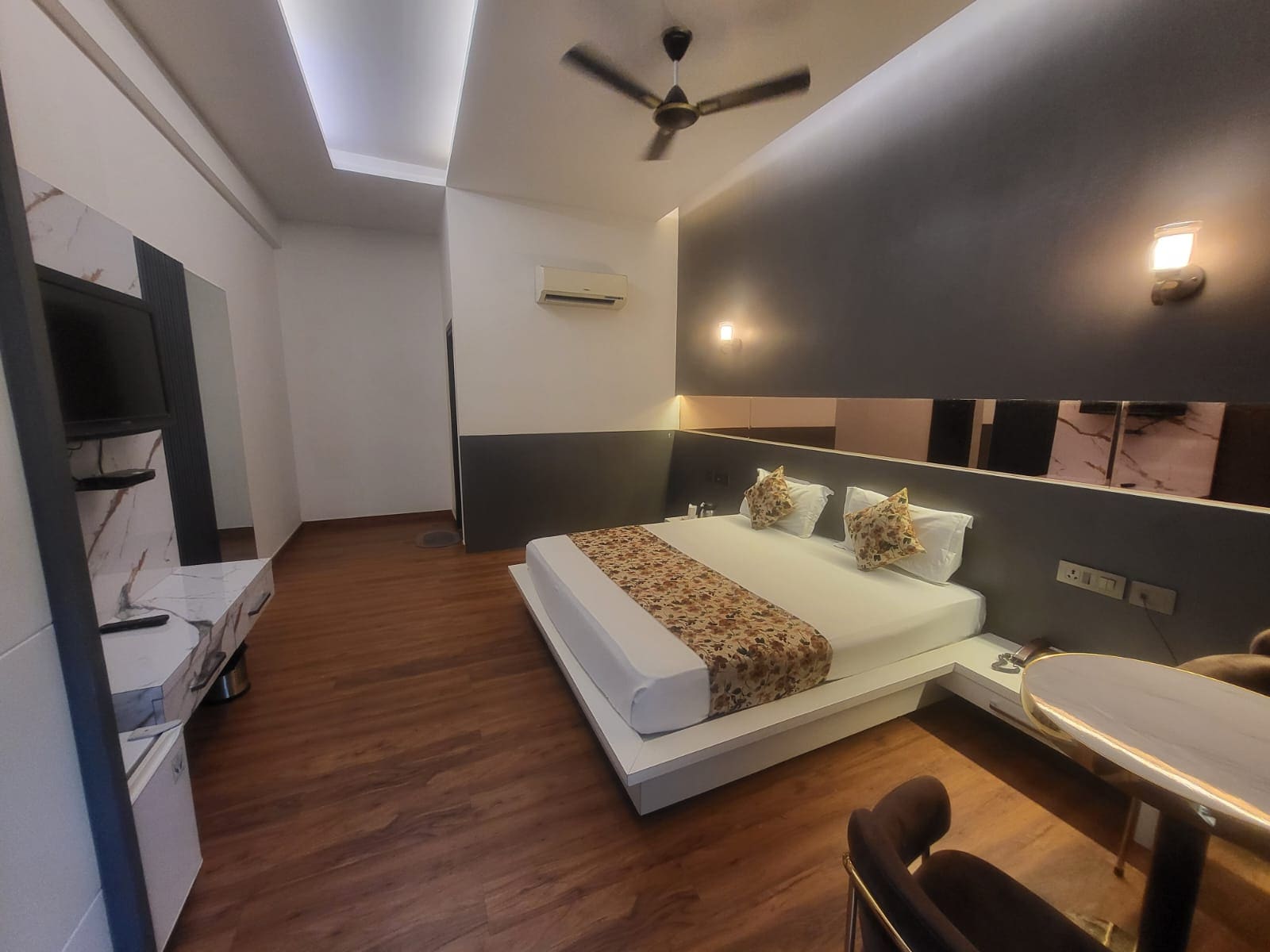 Hotel Orchid Square - Tap to explore photos