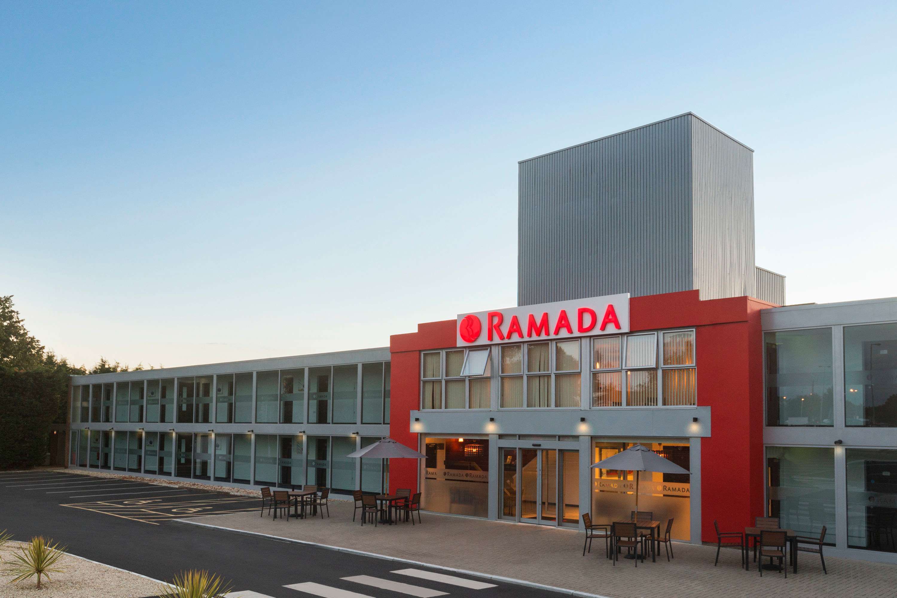 Ramada by Wyndham Milton Keynes - Tap to explore photos