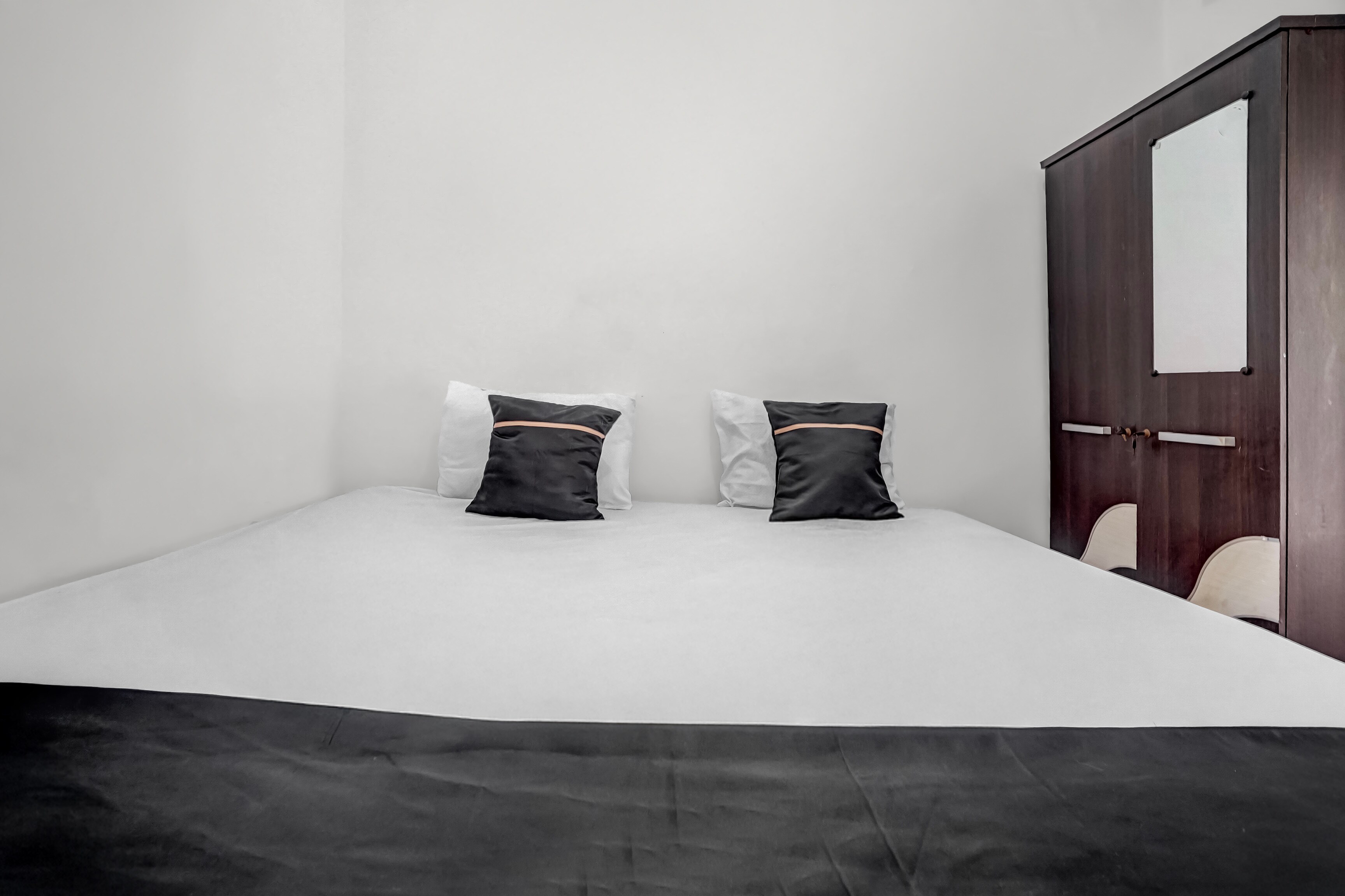 Hotel O Sagara Homestay Rungkut - Tap to explore photos
