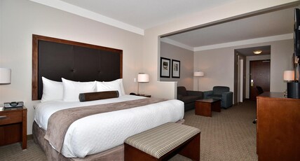 Best Western Plus Revelstoke Room Type - Accessible - Suite 1 King Bed, Mobility Accessible, Roll In Shower, Sofabed, Microwave And Refrigera