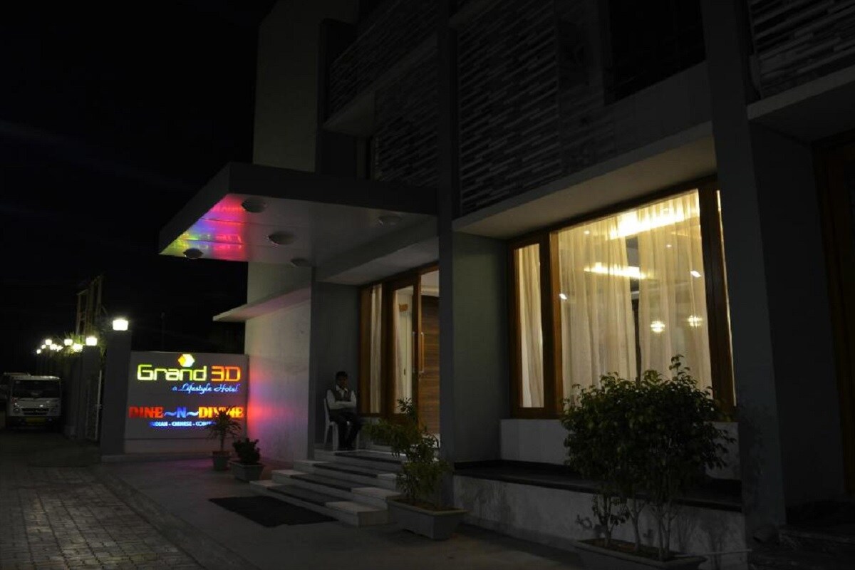 Grand 3D - Tap to explore photos