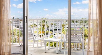 DoubleTree Beach Resort by Hilton Tampa Bay - North Redingto Room Type - TOP FLR 1 KG ACC RI SHWR