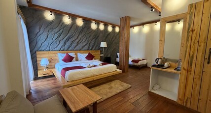 Evri Hotel and Resorts Room Type - Suite Room with Partial Mountain View
