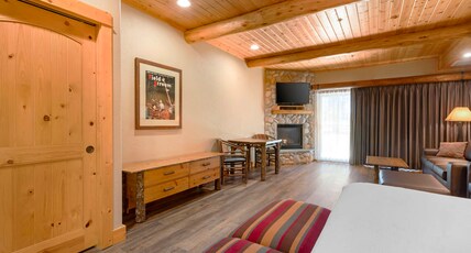 Best Western Ponderosa Lodge Room Type - Accessible - Suite King Bed, Mobility Accessible, Communication Assistance, Roll In Shower, Sofabed,