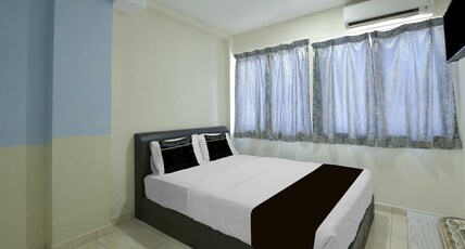 Collection O Axlite Hotel Room Type - Deluxe Queen