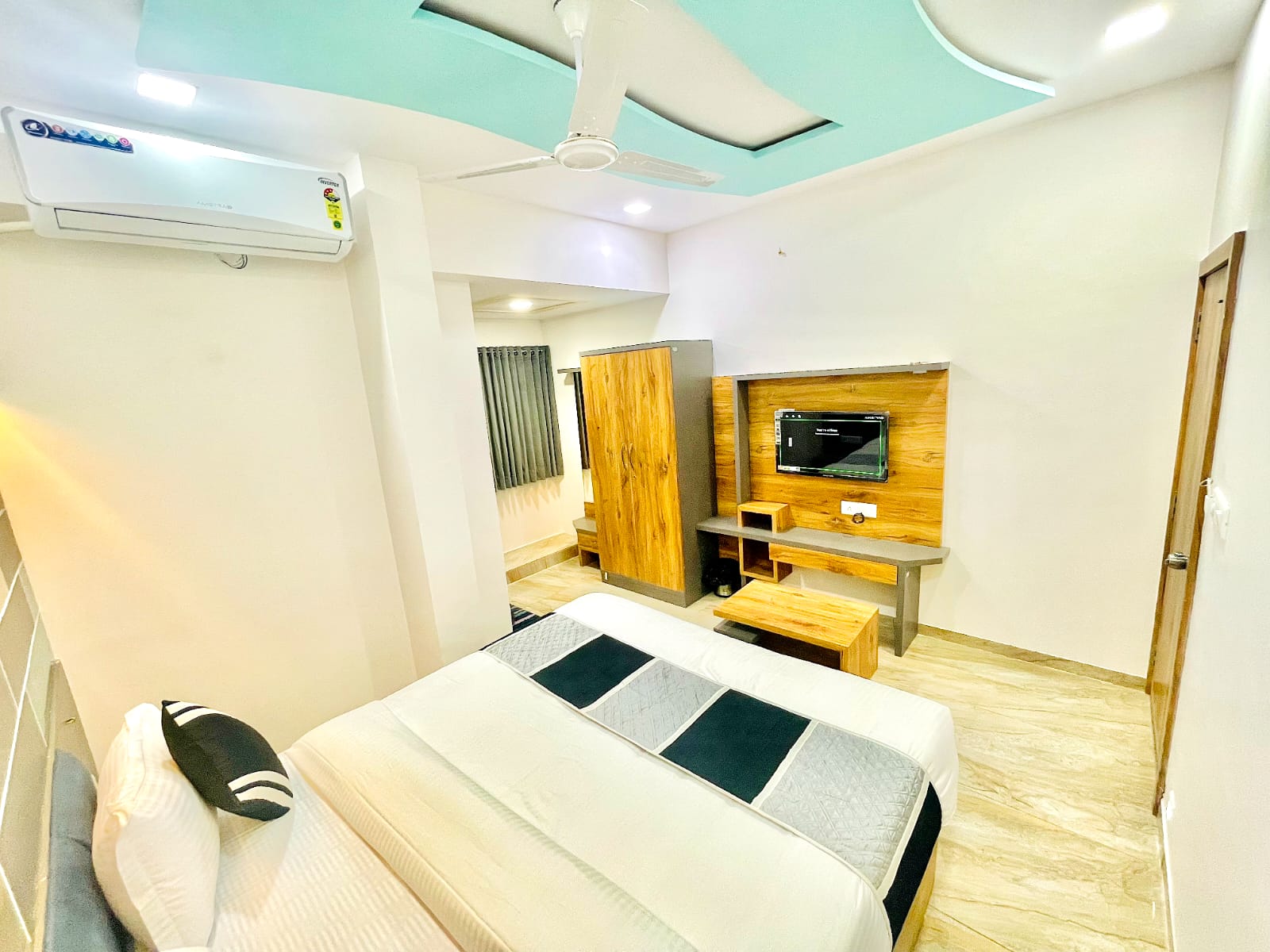 Hotel Avenue Inn - Tap to explore photos