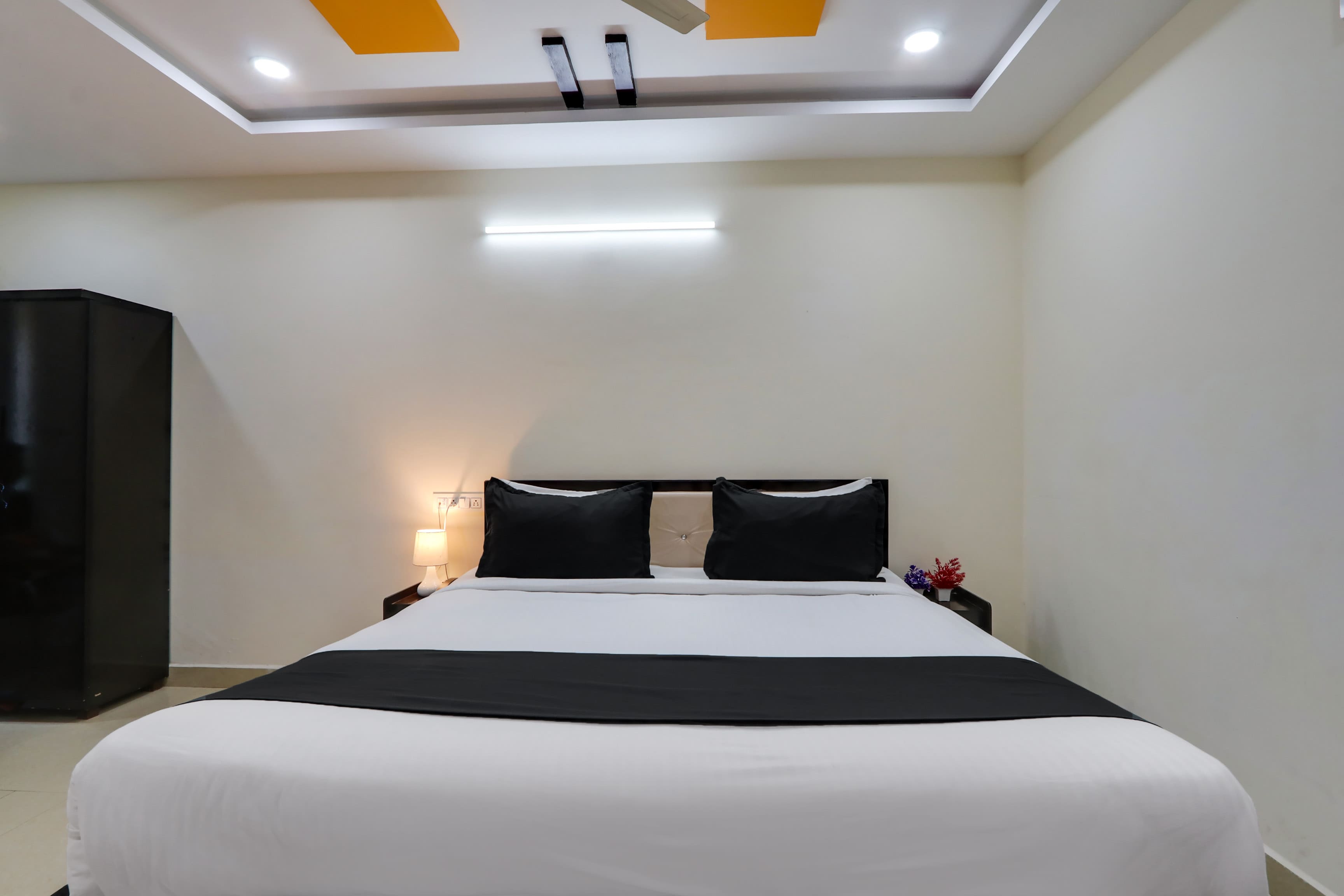 Super Collection O Bhagyalakshmi Suites - Tap to explore photos