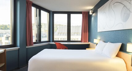 ibis Li Room Type - Superior room with 1 double bed and 1 single bed ibis Li Room Type - Superior room with 1 double bed and 1 single bed