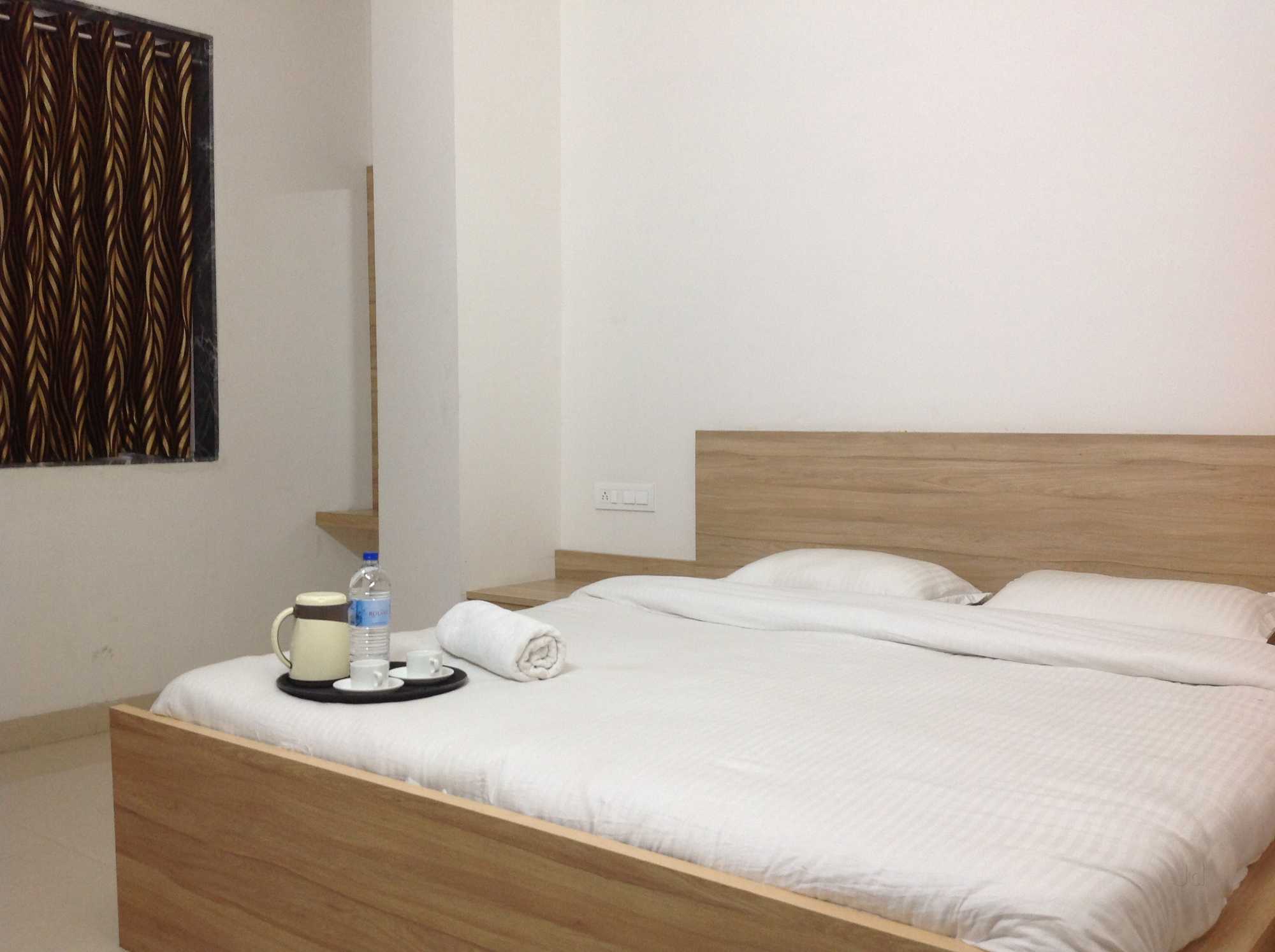 THE WHITECITY GUEST HOUSE - Tap to explore photos