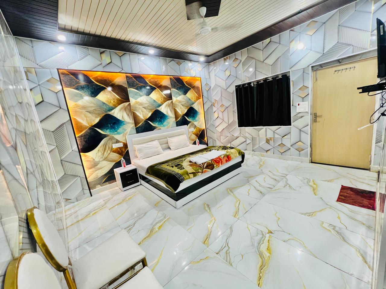 SS HOTEL - Tap to explore photos