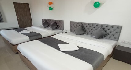 S R HOTEL Room Type - Deluxe Room