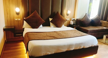 ELFIN | Lake Facing Premium Stay Mall Road Room Type - The Sunshine Room