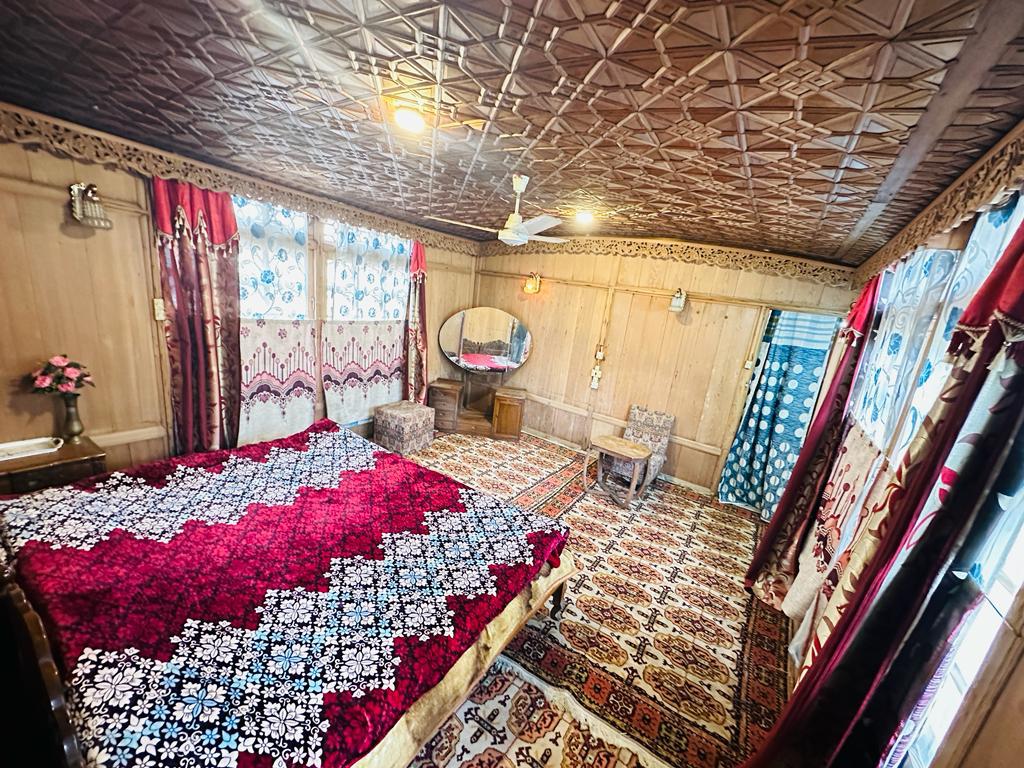 Kharpalace group of houseboats - Tap to explore photos