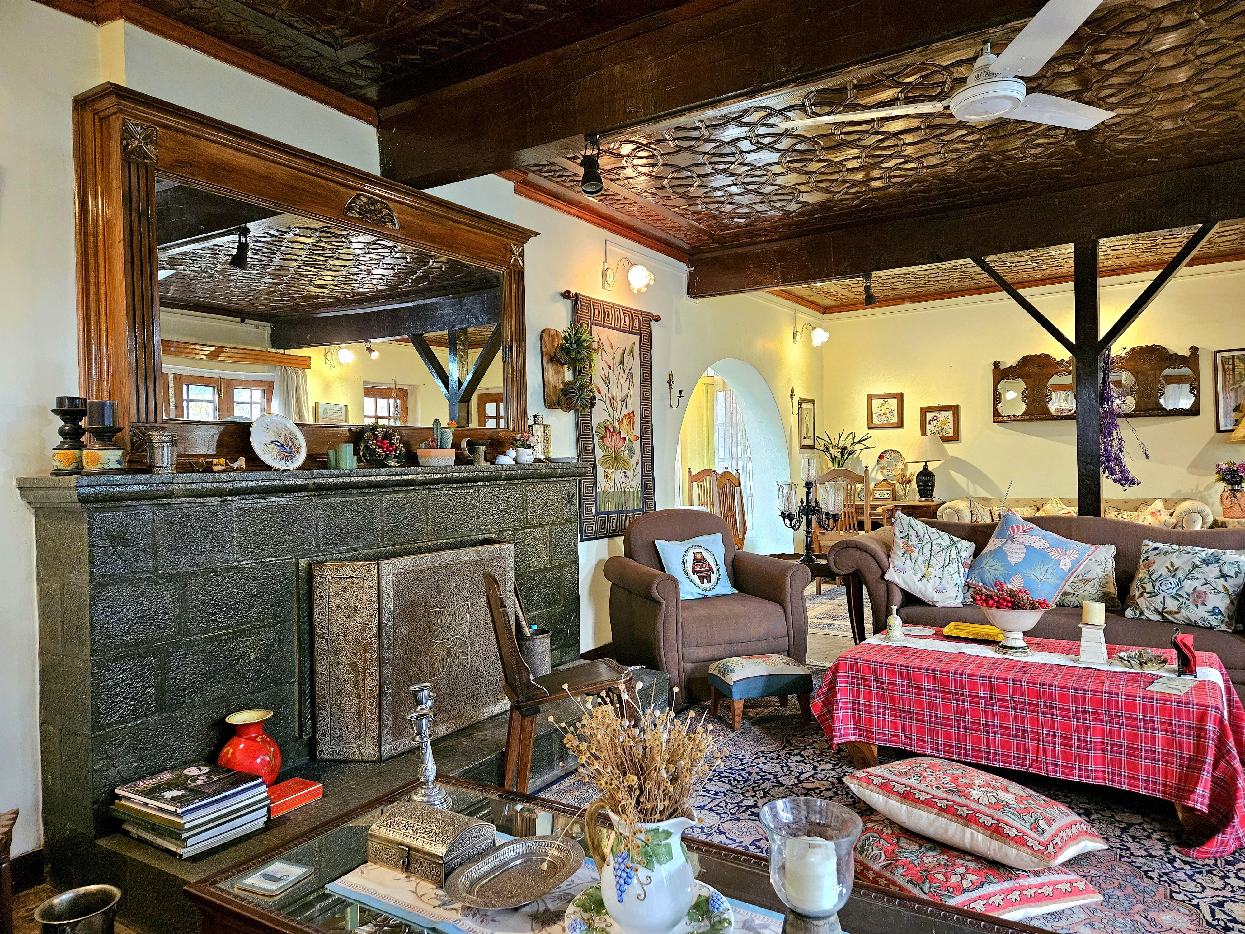 Mountview Heritage Villa (Nearby Dal Lake) - Tap to explore photos