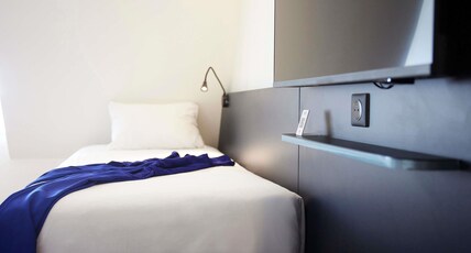 ibis Chalon-sur-Saone North Room Type - Standard Room with one double bed and one single bed ibis Chalon-sur-Saone North Room Type - Standard Room with one double bed and one single bed