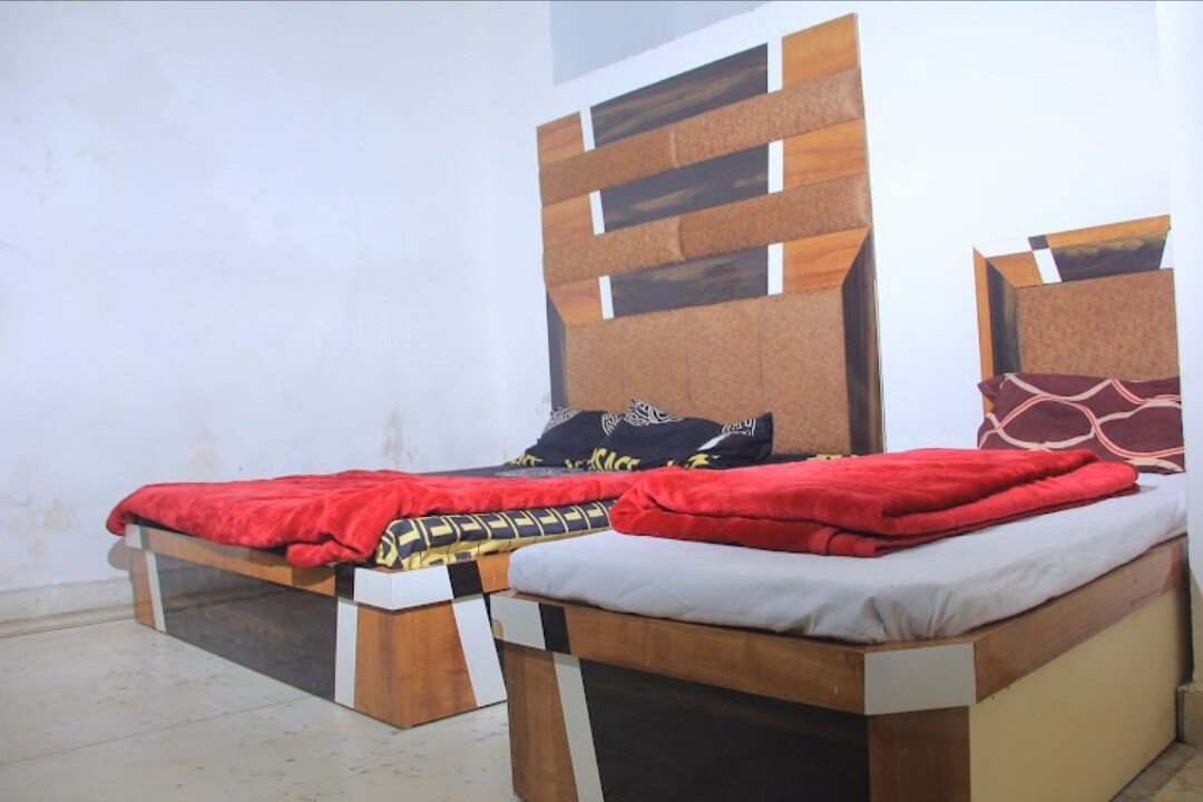 Saffron night - Tap to explore photos