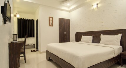 Hotel Metropolitan Near Sindhi Camp Room Type - Premier deluxe