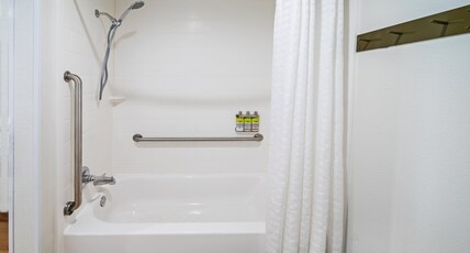 Candlewood Suites MUSKOGEE, an IHG hotel Room Type - 1 King Bed Studio Suite Mobil Access Tub