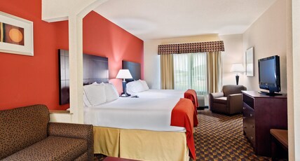 Holiday Inn Express Hotel & Suites Malvern Room Type - 2 Queen Beds Suite Addl Living Area