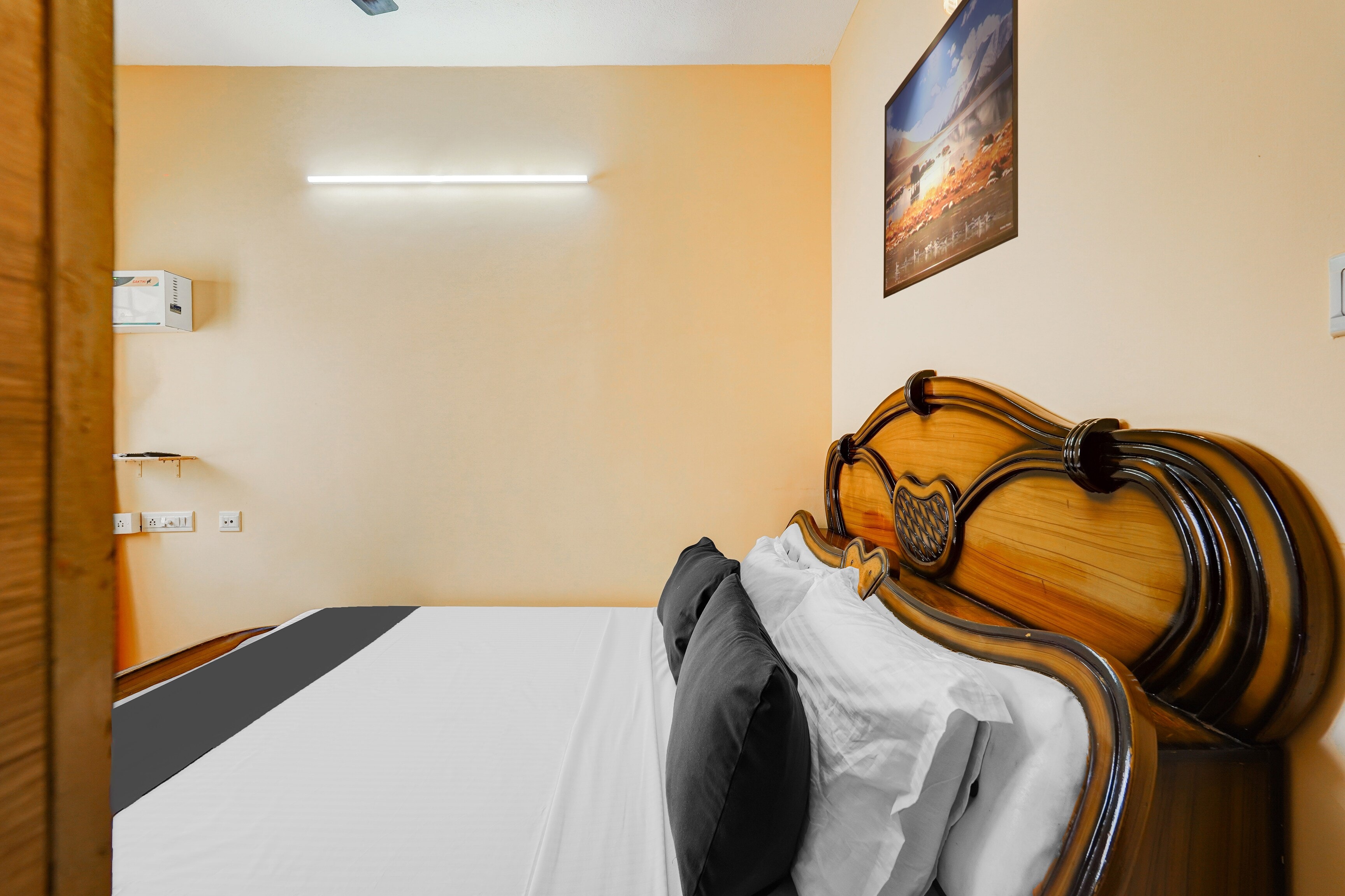 Super Hotel O Velachery Near Devi Karumariamman Nagar Extension - Tap to explore photos