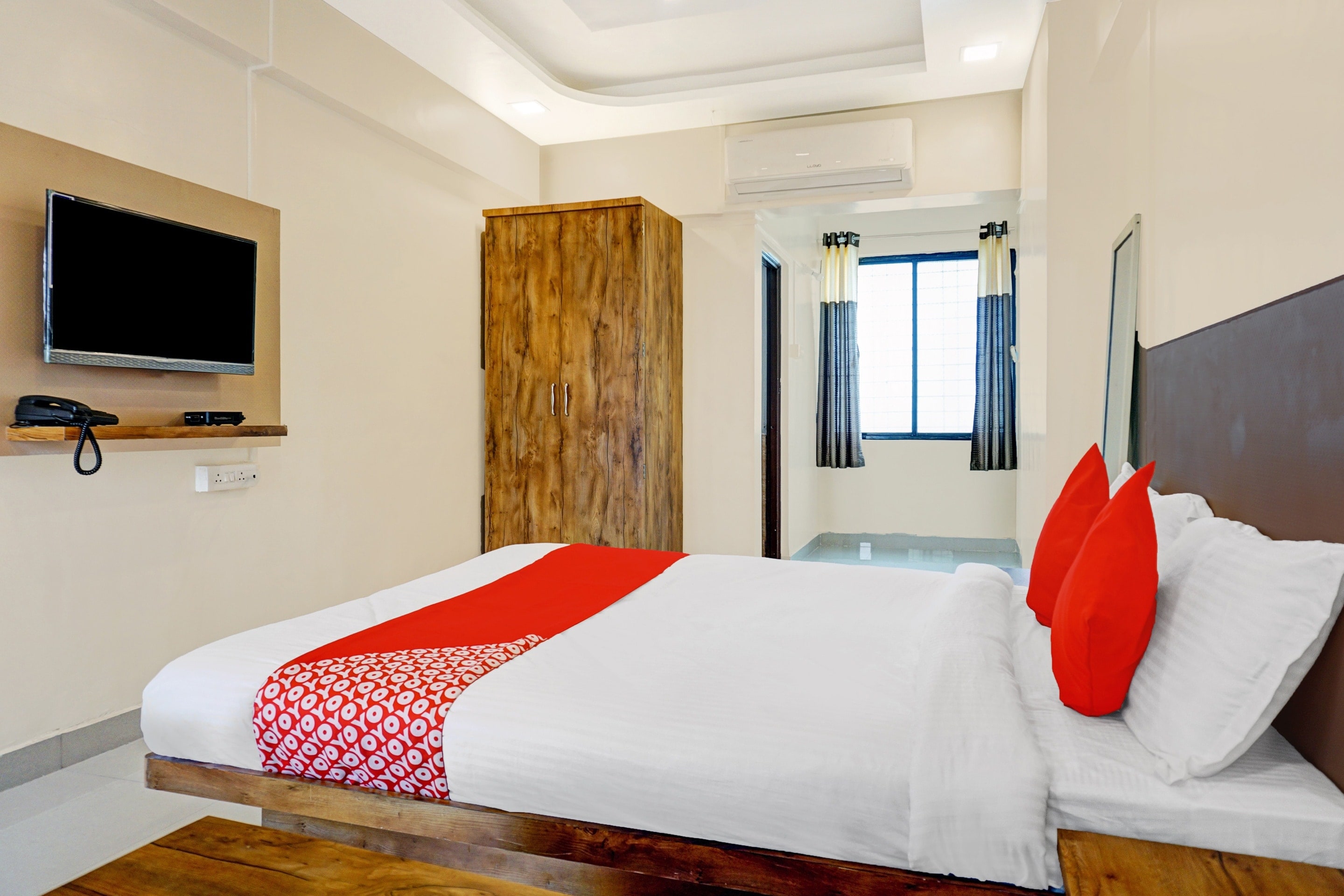 LIVE ON PUN1114 - Tap to explore photos