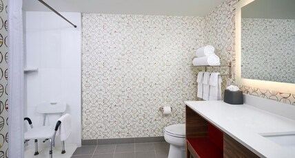 Holiday Inn & Suites OAKVILLE @ BRONTE Room Type - 1 King Standard Mobility Accessible Tub