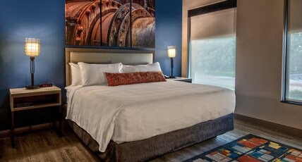 Hotel Indigo Pittsburgh University-Oakland, an IHG hotel Room Type - 1 King Standard Communications Accessible Hotel Indigo Pittsburgh University-Oakland, an IHG hotel Room Type - 1 King Standard Communications Accessible