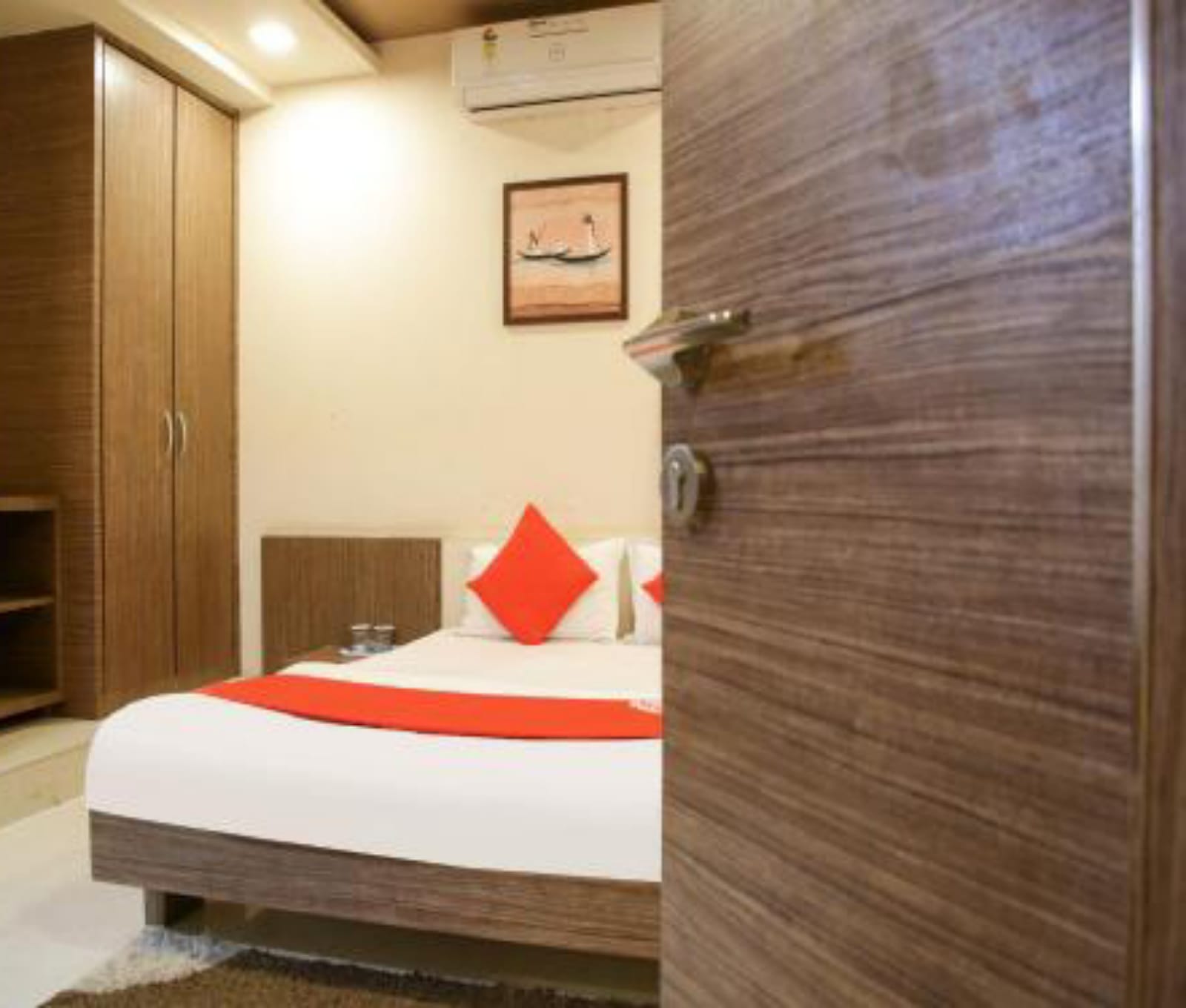 HGC COMFORT ROOMS - Tap to explore photos