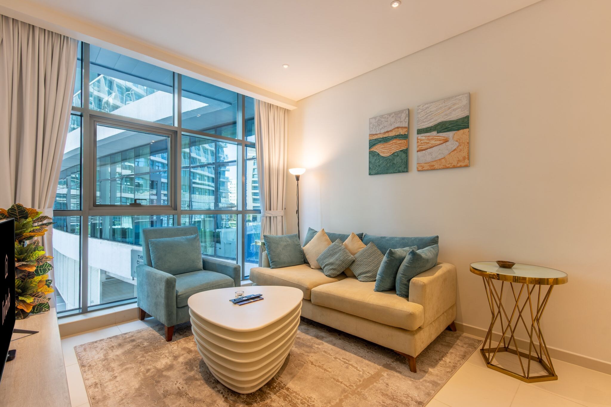 ELIVAAS Curated Spacious 1BR | Minutes to Burj Khalifa - Tap to explore photos