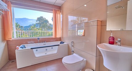 Ice cliff Resort Room Type - Jacuzzi Suite