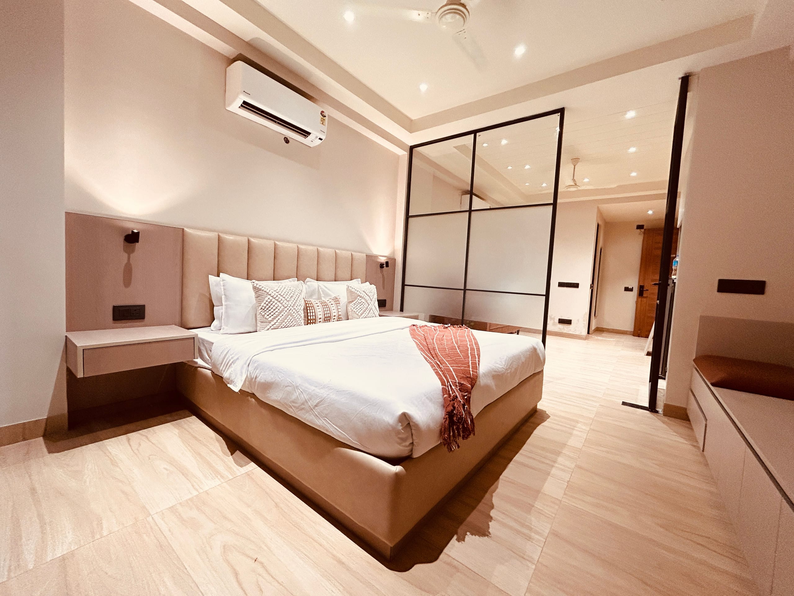 Galleria Hideaway Modern 1BHK near Metro - Tap to explore photos