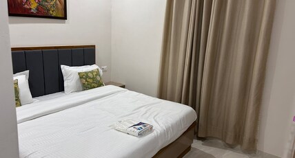 Paradise Stays Room Type - Deluxe Double Room-1