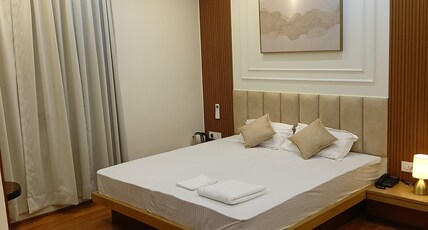 HOTEL HOLI STAY INN Room Type - Deluxe Room with City View King Bed