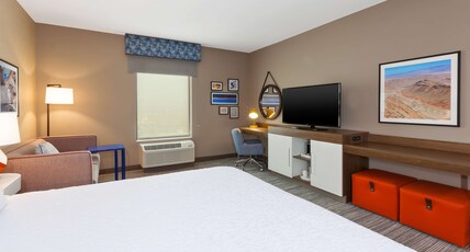 Hampton Inn & Suites Wells, NV Room Type - 1 KING SOFABED FRIDGE NS