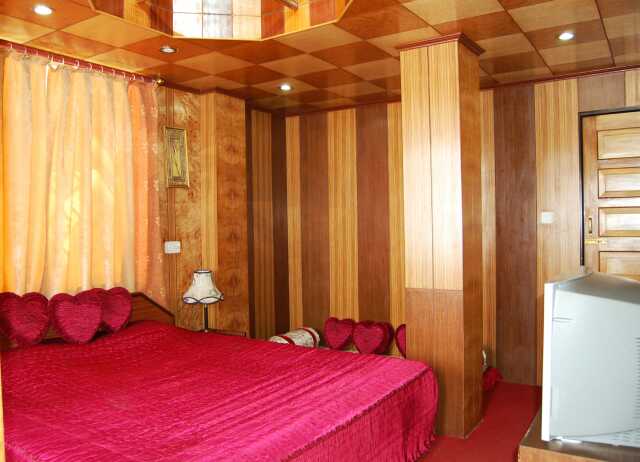 Hotel Broadway Homestay - Tap to explore photos