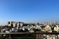 Cool 1BHK Near Airport WiFi Couple Friendly Lux